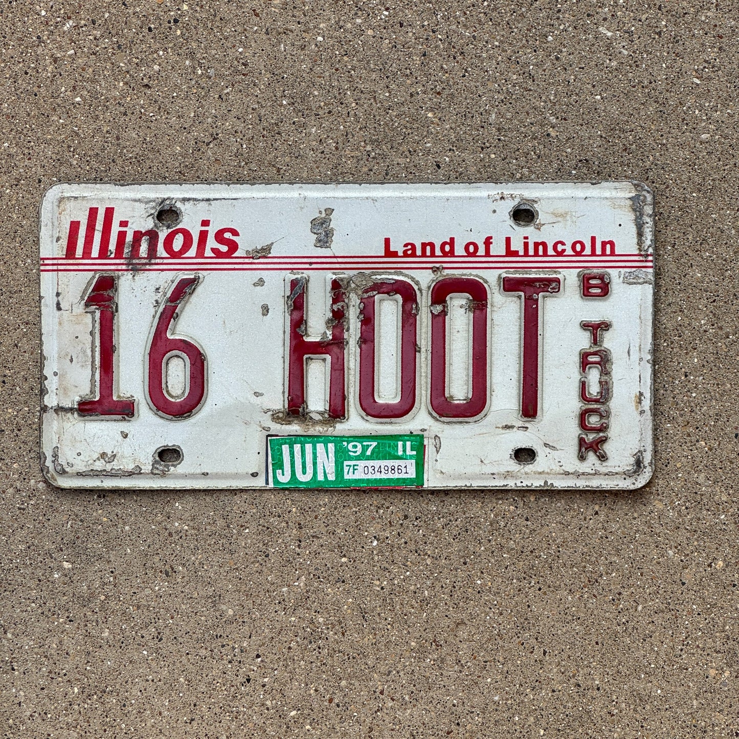 Photo of a 1985 1997 Illinois License Plate Auto Tag Garage Decor Vintage 16 HOOT