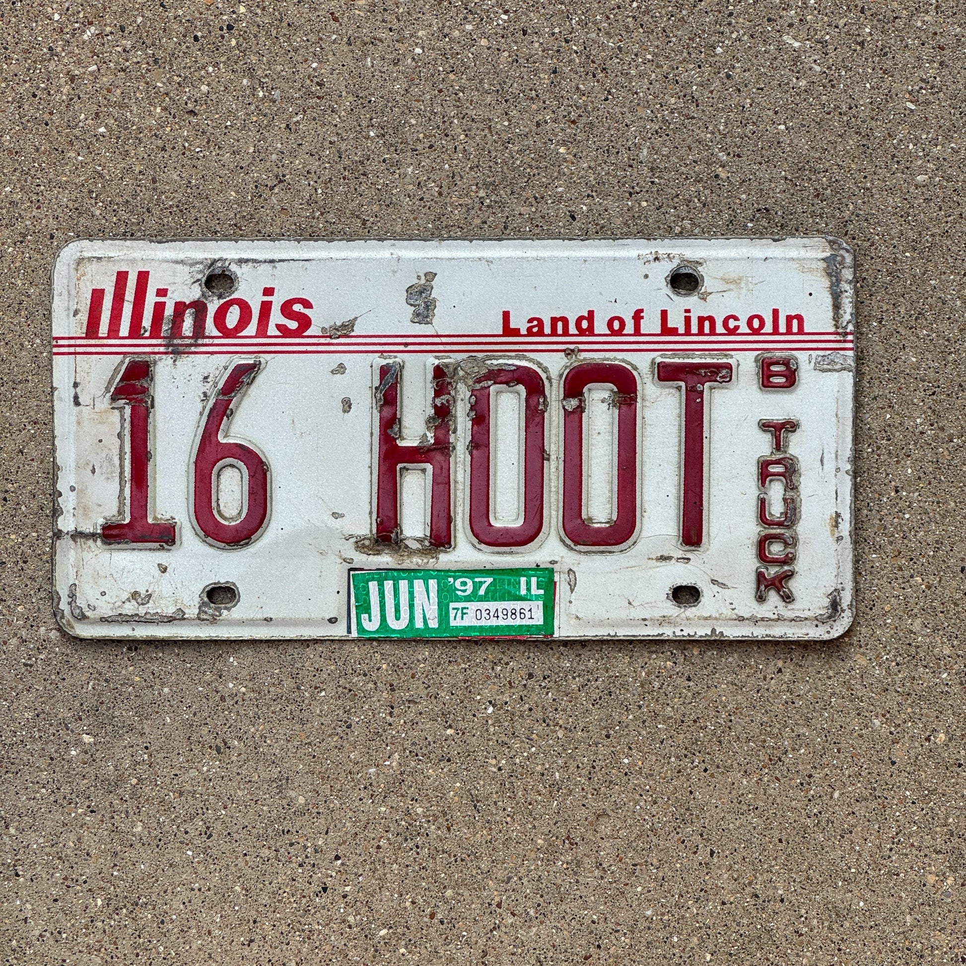Photo of a 1985 1997 Illinois License Plate Auto Tag Garage Decor Vintage 16 HOOT