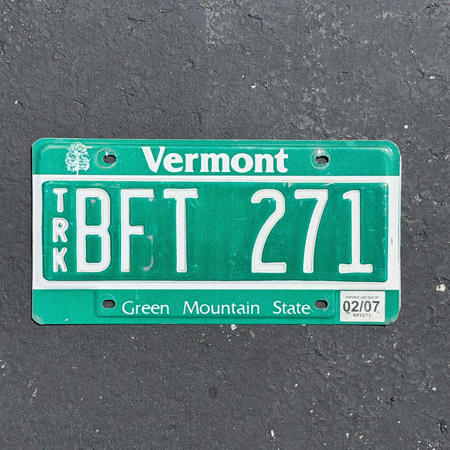 Photo of a 1985 2007 Vermont Truck License Plate Auto Tag Garage Decor Vintage BFT 271 with original patina