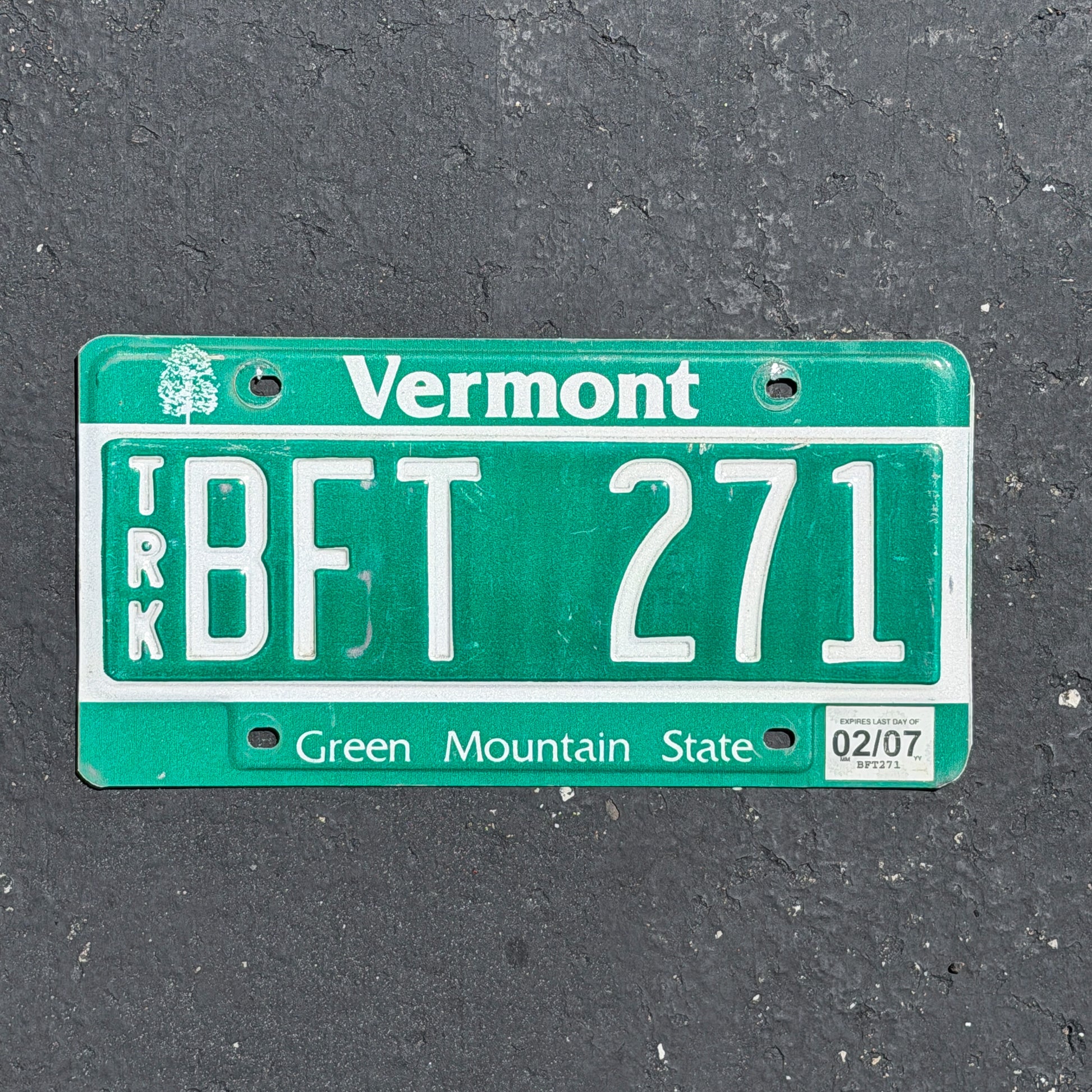 Photo of a 1985 2007 Vermont Truck License Plate Auto Tag Garage Decor Vintage BFT 271 with original patina