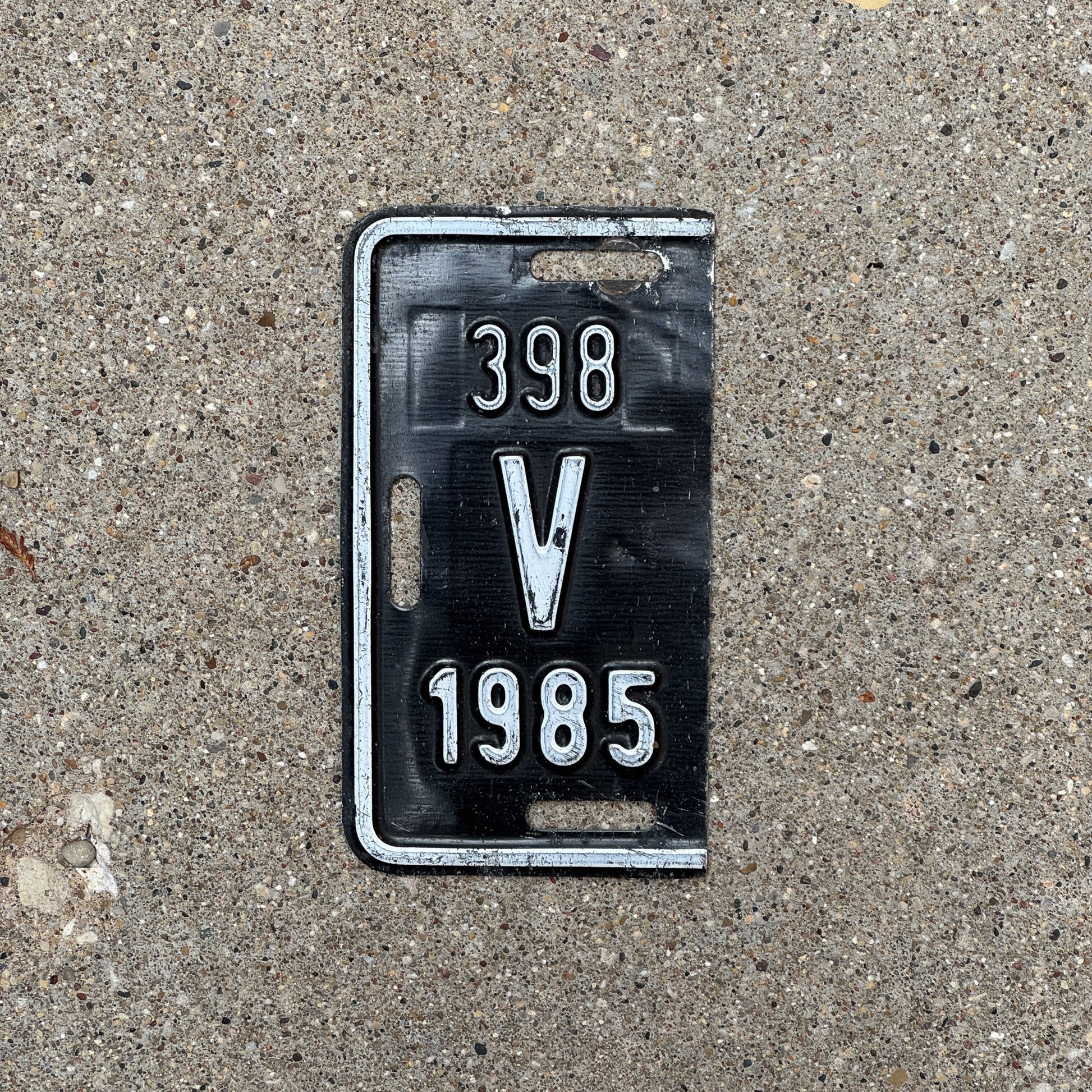 Photo of a 1985 Aruba Half Year Tab License Plate Auto Tag Garage Decor Vintage 398 V