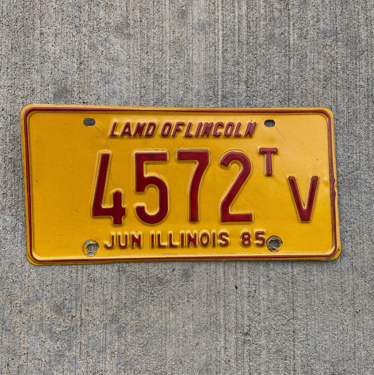 Photo of a 1985 Illinois Truck Tractor License Plate Auto Tag Garage Decor Vintage 4572 TV with original patina