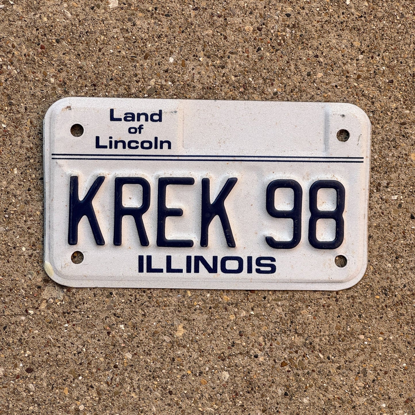Photo of a 1986 Illinois VANITY MOTORCYCLE License Plate Auto Tag Garage Decor Vintage KREK 98