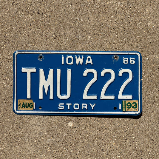 Photo of a 1986 Iowa License Plate Auto Tag Garage Decor Vintage Repeat Repeating TMU 222