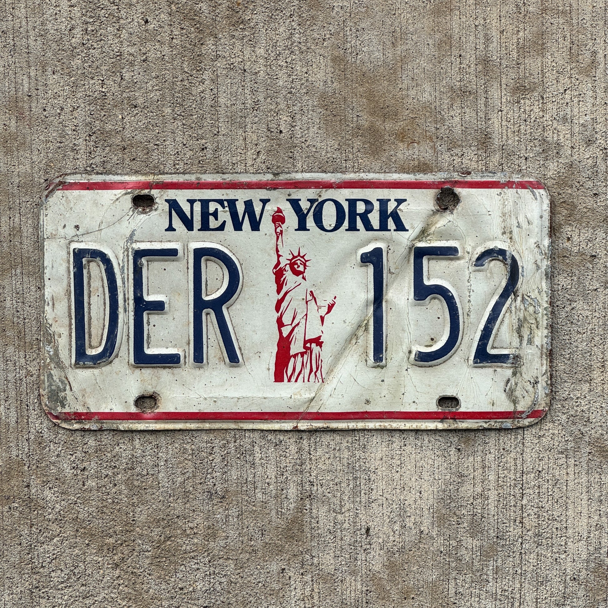 Photo of a 1986 New York License Plate Auto Tag Garage Decor Vintage Statue of Liberty DER 152 with original patina