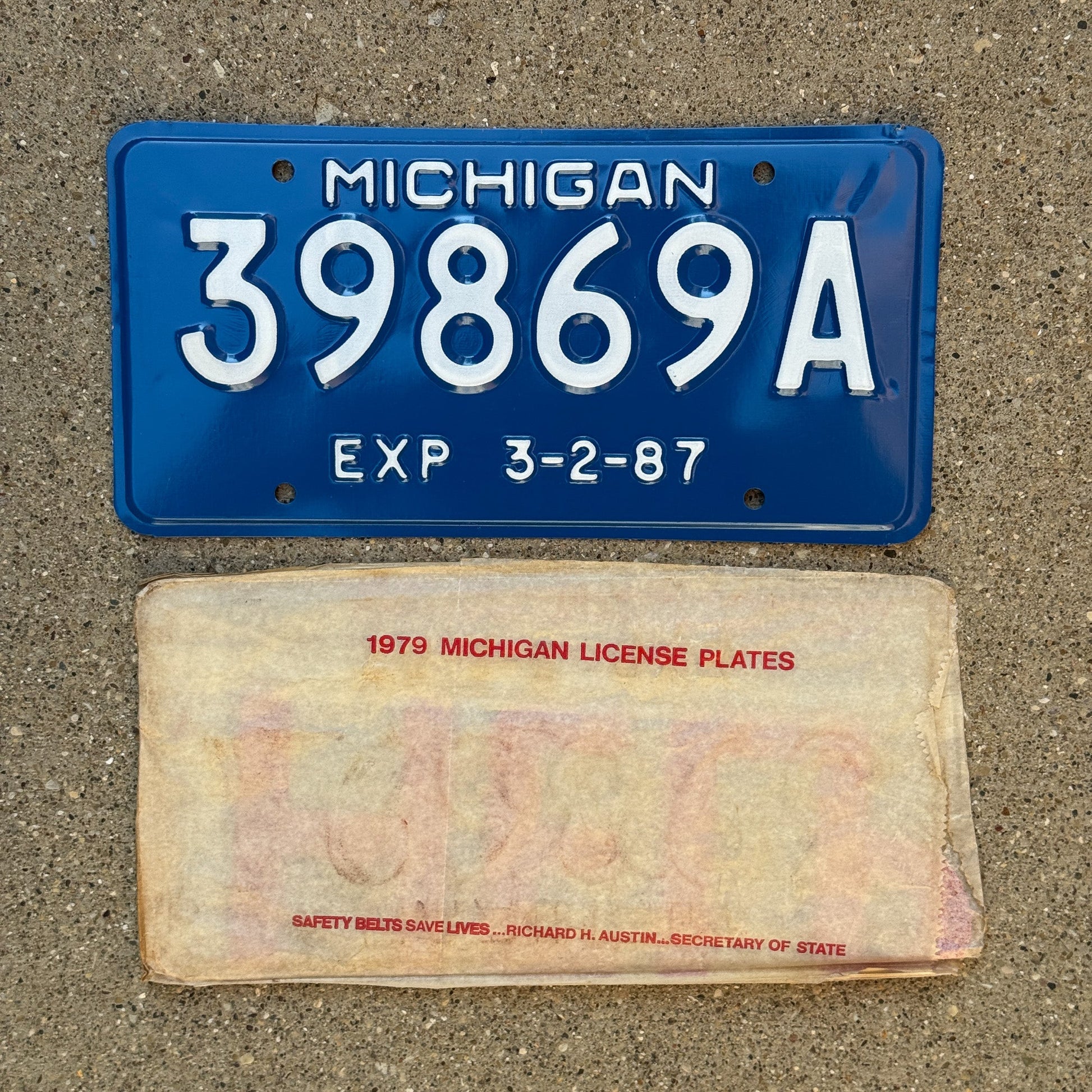Photo of a 1987 Michigan Trailer 5 Year License Plate Auto Tag Garage Decor Vintage NOS with envelope (non-matching) 39869 A
