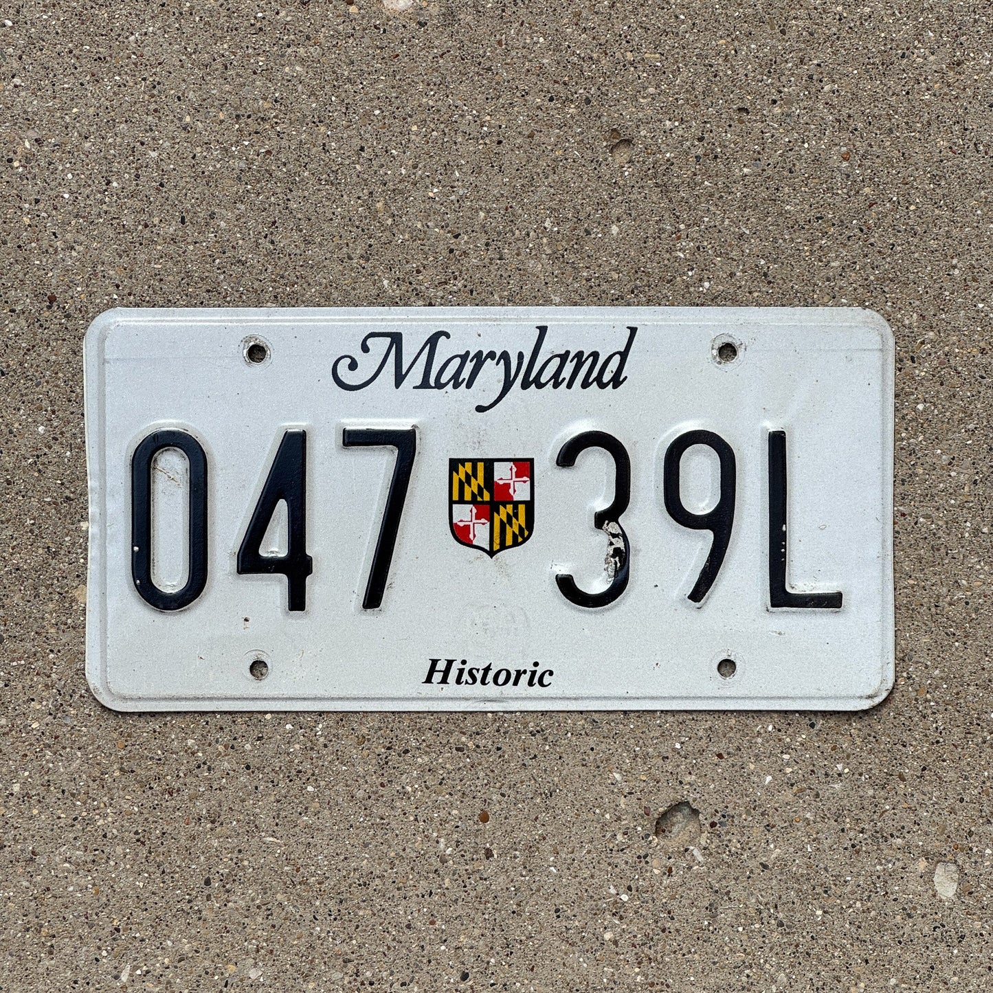 Photo of a 1988 Maryland Historic License Plate Auto Tag Garage Decor Vintage Antique Vehicle 047 39L