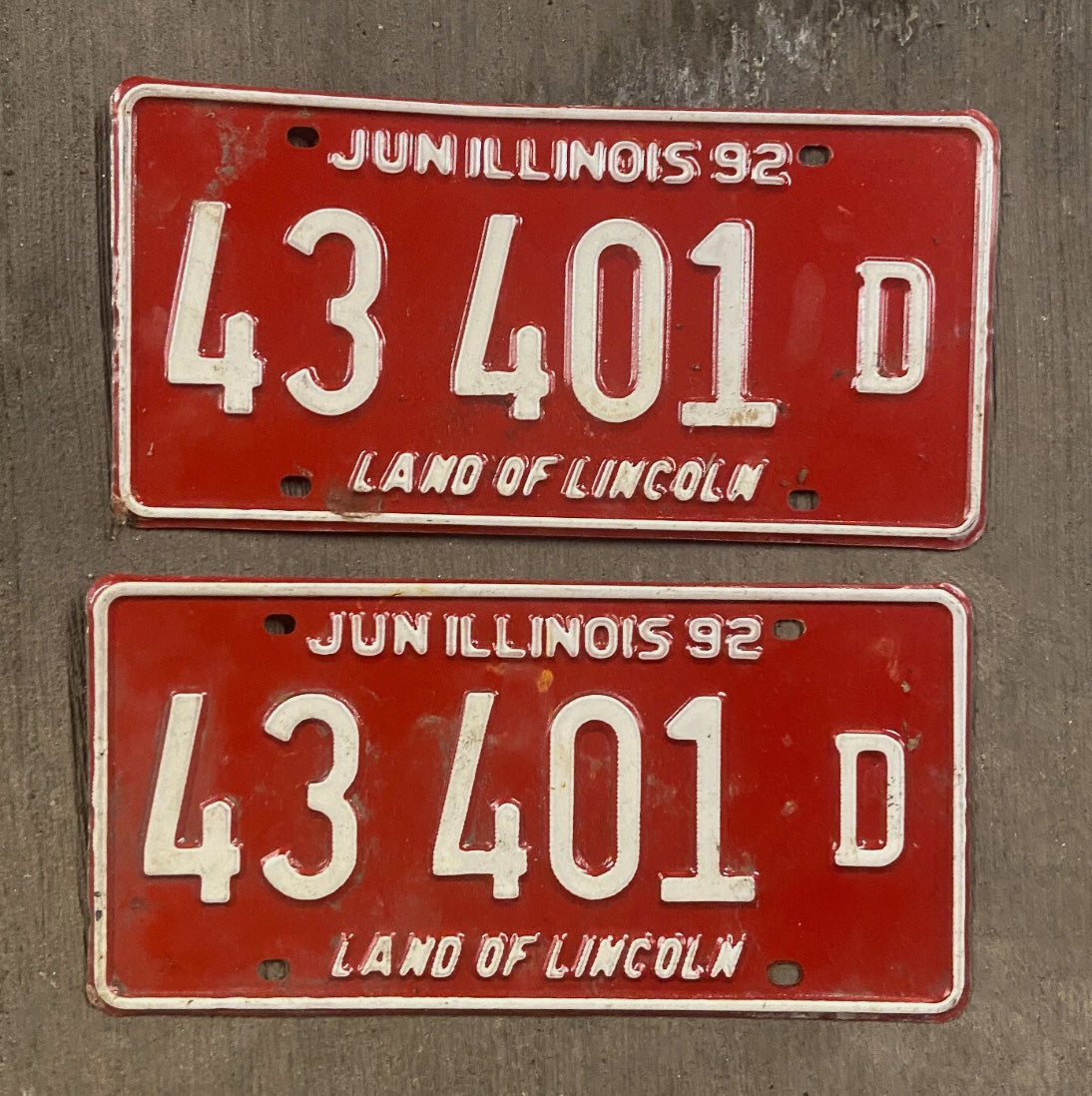 Photo of a 1992 Illinois Truck License Plate Auto Tag Garage Decor Vintage 43 401 D