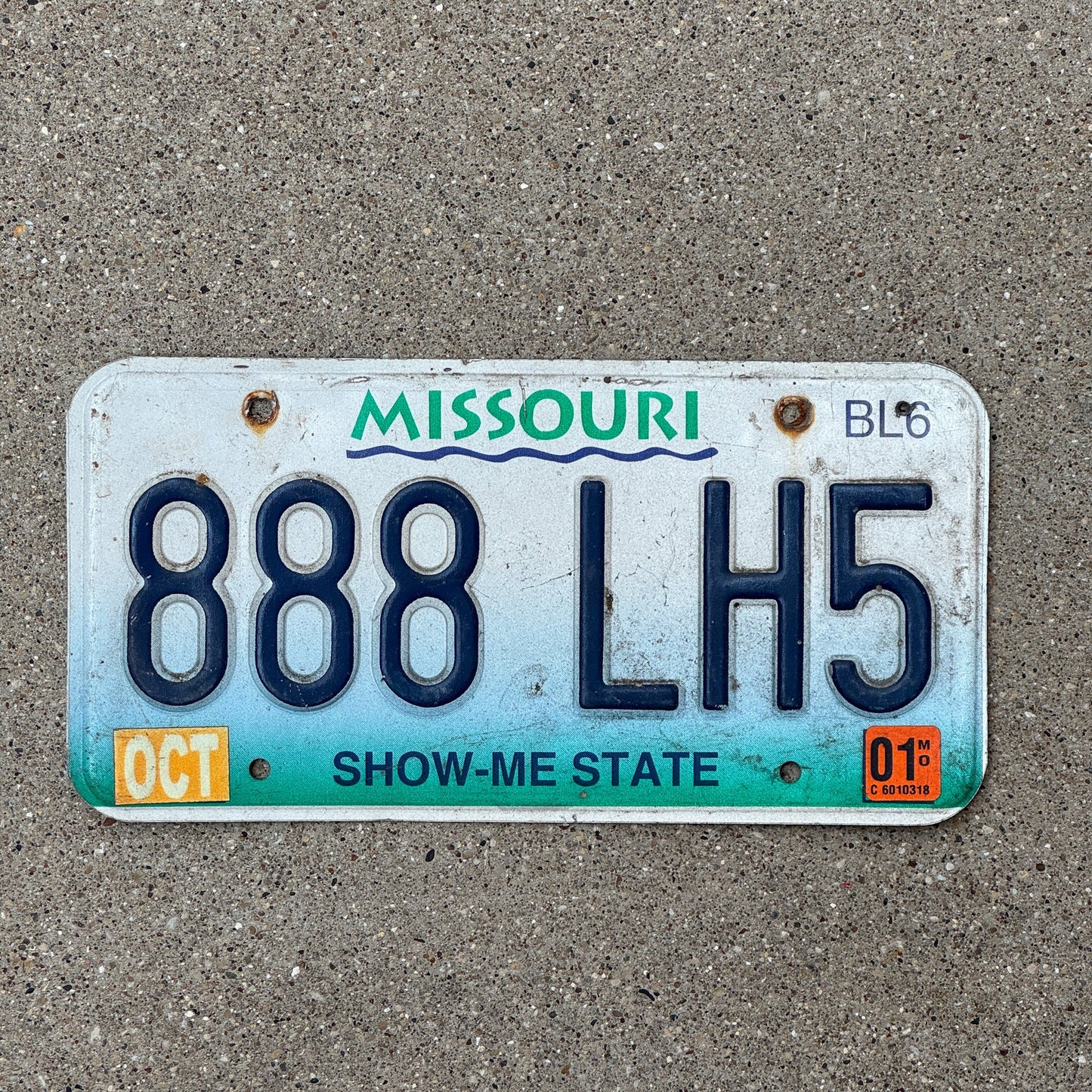 Photo of a 1998 2001 Missouri License Plate Auto Tag Garage Decor Repeat Repeating 888 LH5