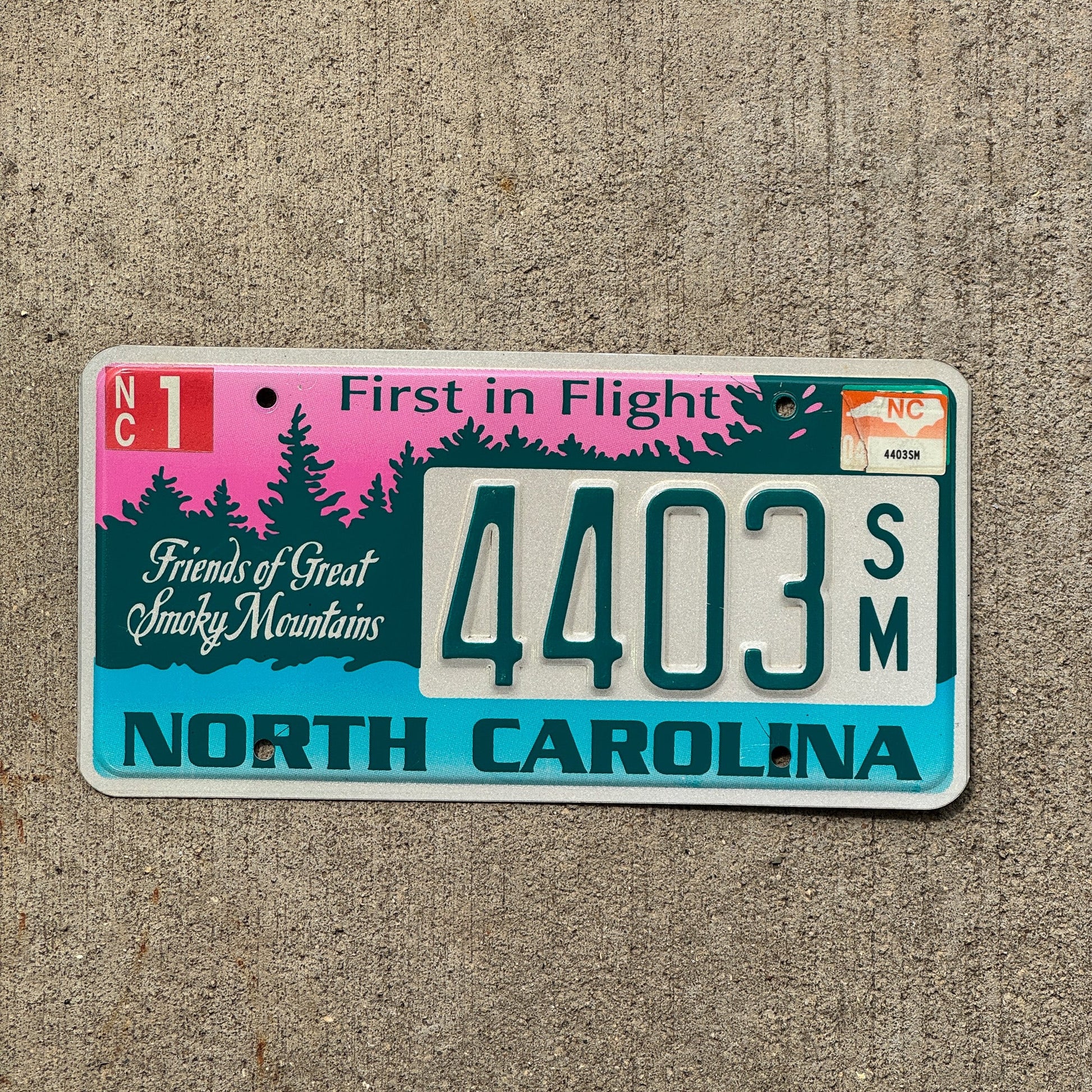 Photo of a 1999 North Carolina Graphic / Specialty License Plate Auto Tag Garage Decor Vintage Smoky Mountains 4403