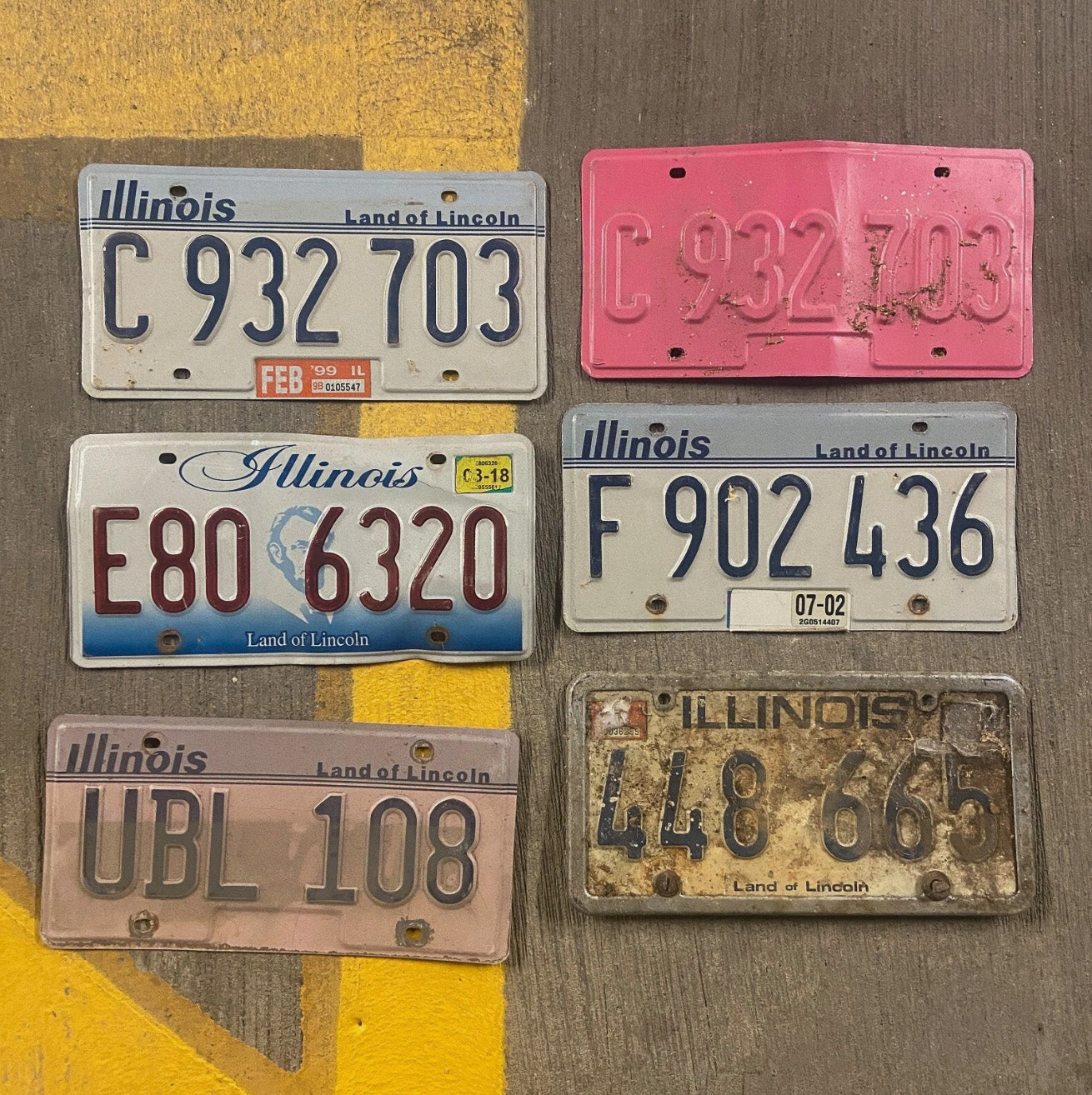 Photo of a 2000 Illinois License Plate Auto Tag Garage Decor Bundle Set Crafter Lot