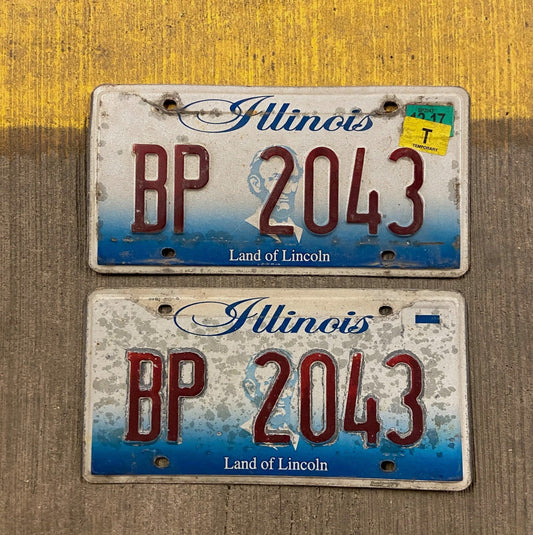 Photo of a 2001 Illinois License Plate Auto Tag Garage Decor Vintage BP 2043