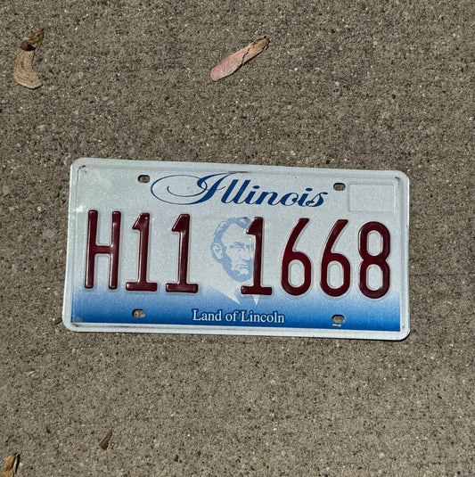 Photo of a 2001 Illinois License Plate Auto Tag Garage Decor Vintage H 11 1668
