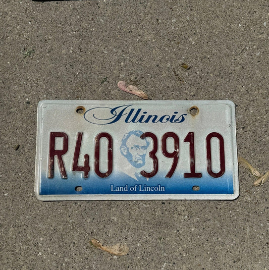 Photo of a 2001 Illinois License Plate Auto Tag Garage Decor Vintage R 40 3910