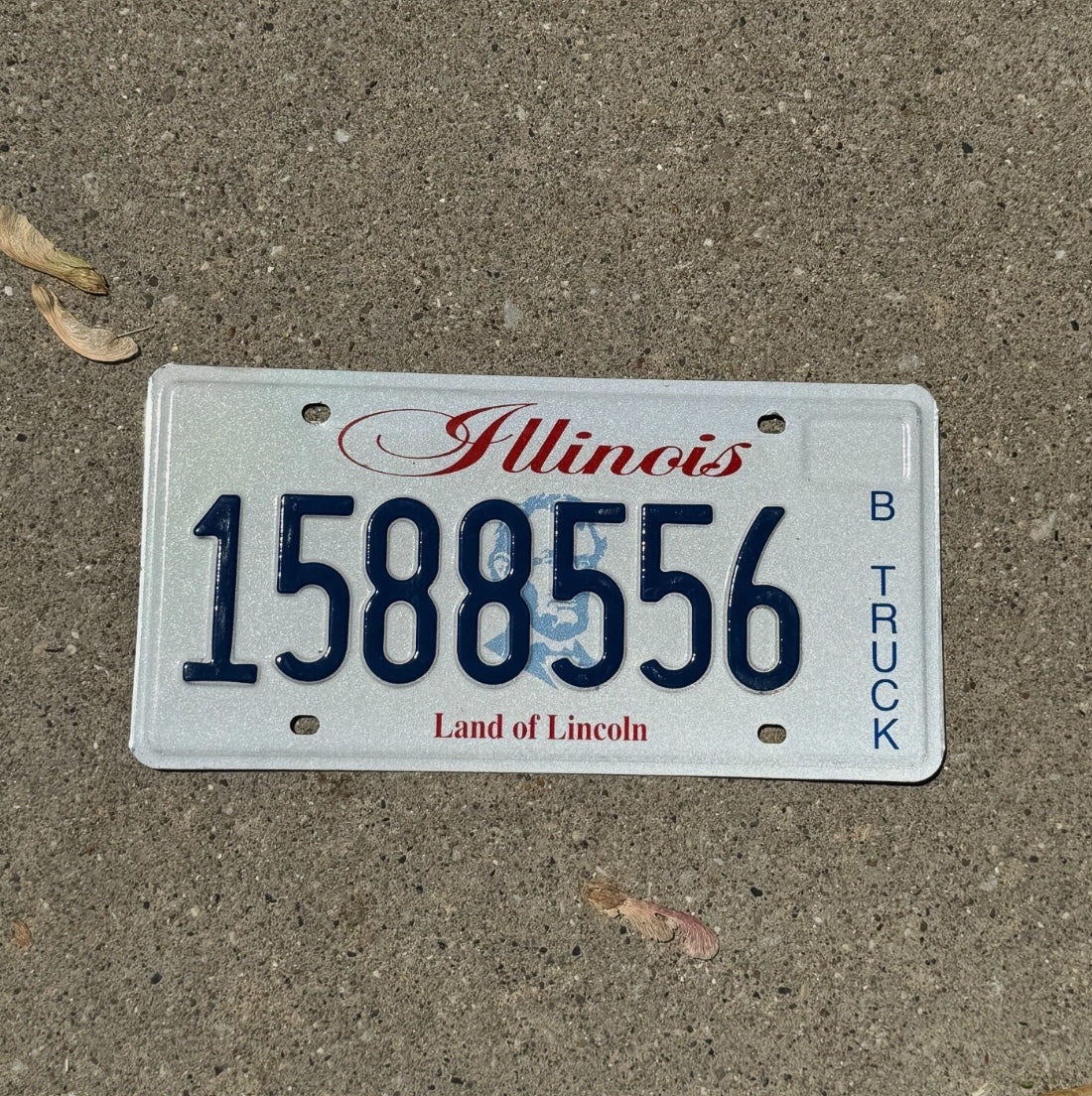 Photo of a 2003 Illinois Truck License Plate Auto Tag Garage Decor Vintage 1588556