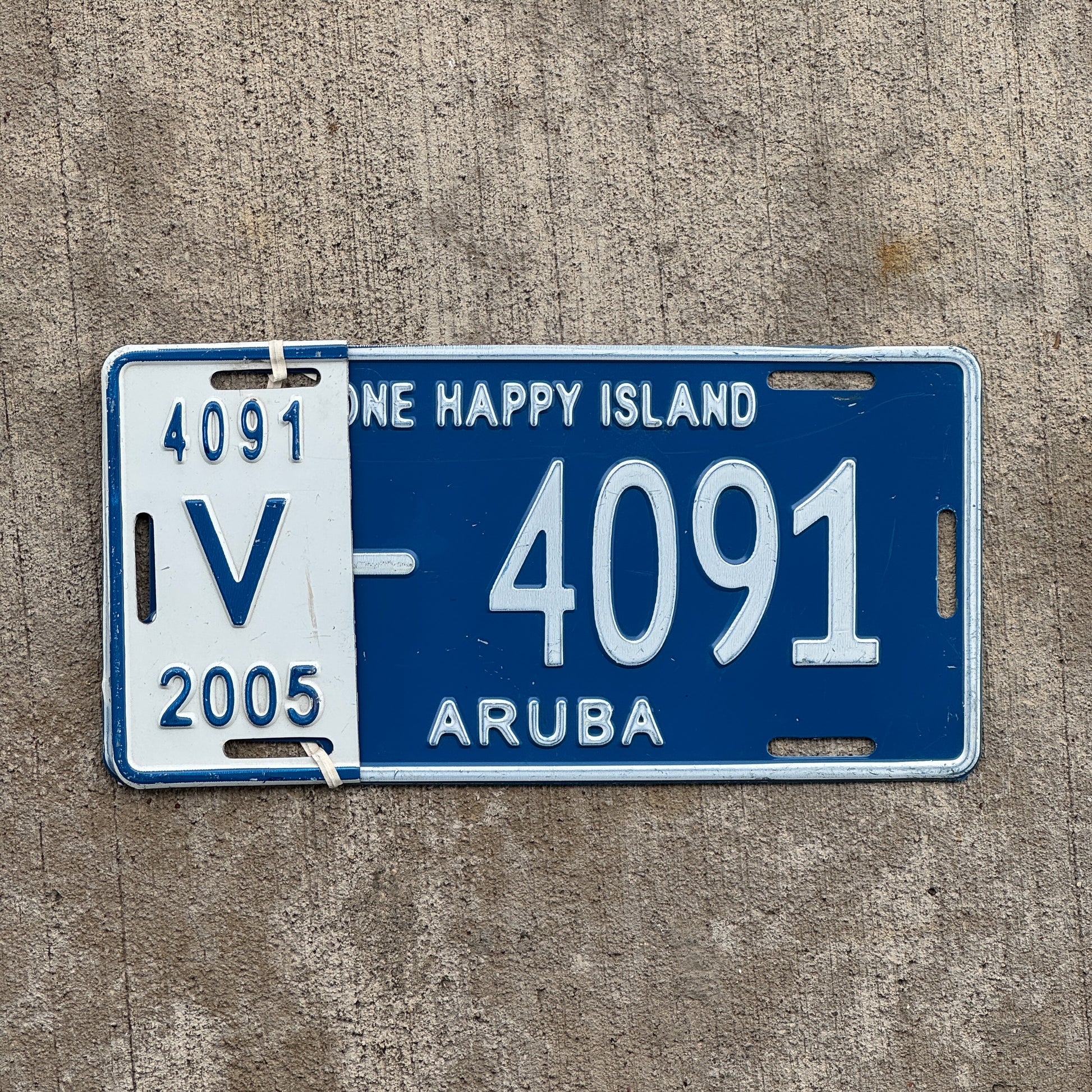 Photo of a 2005 Aruba License Plate Auto Tag Garage Decor Vintage One Happy Island V 4091 with original patina
