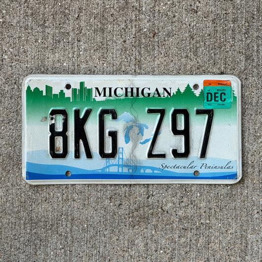 Photo of a 2007 2012 Michigan Graphic / Specialty License Plate Auto Tag Garage Decor Vintage Spectacular Peninsulas 8 KG Z97 with original patina