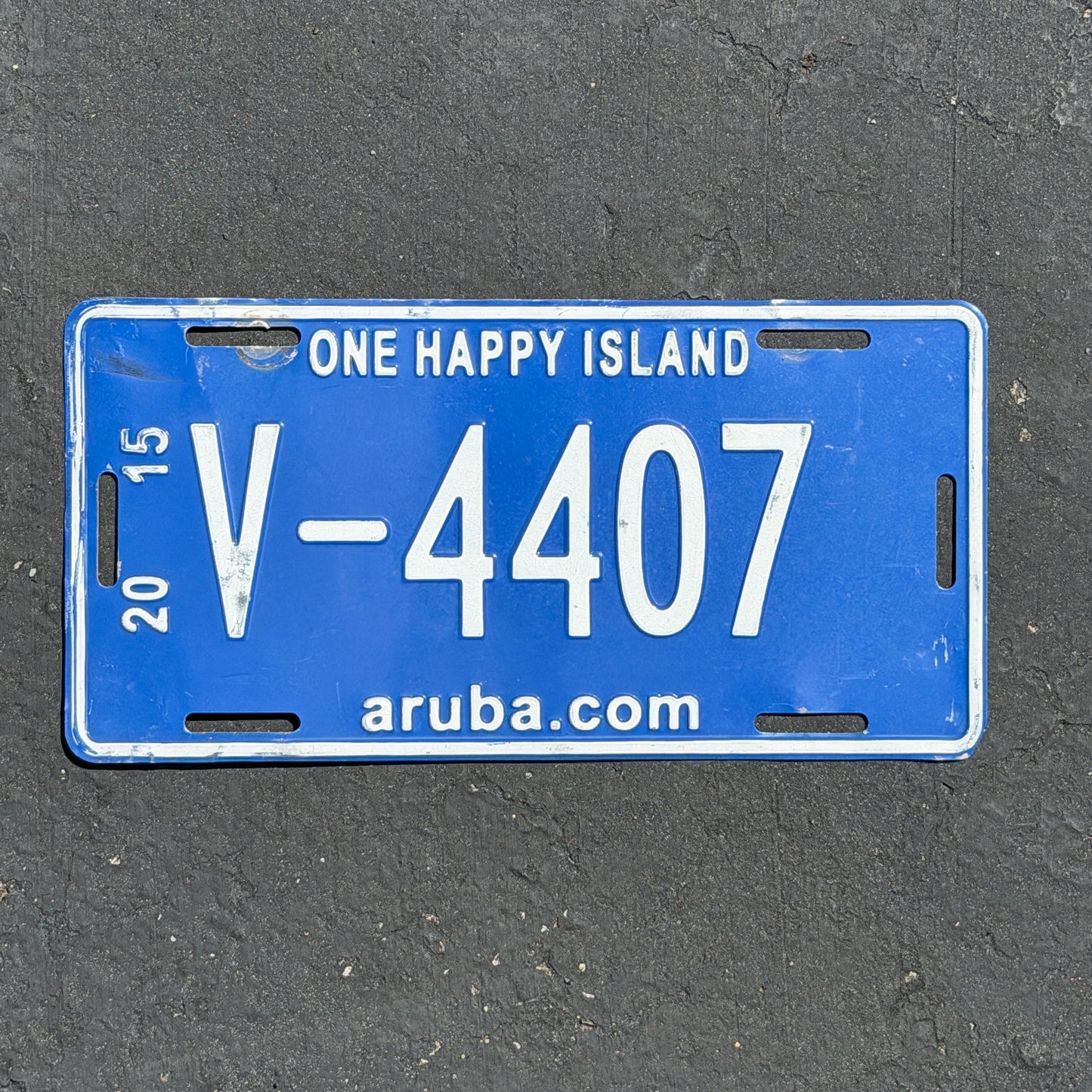 Photo of a 2015 Aruba Rental License Plate Auto Tag Garage Decor Vintage V 4407 with original patina
