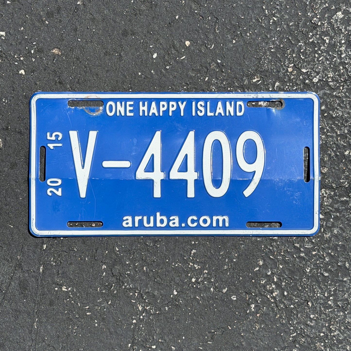 Photo of a 2015 Aruba Rental License Plate Auto Tag Garage Decor Vintage V 4409 with original patina