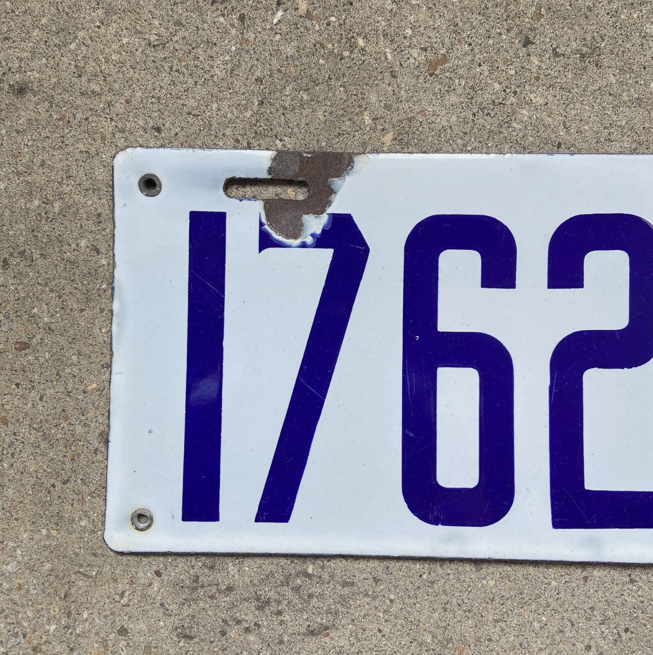 A detail view of the 1915 Delaware porcelain license plate.