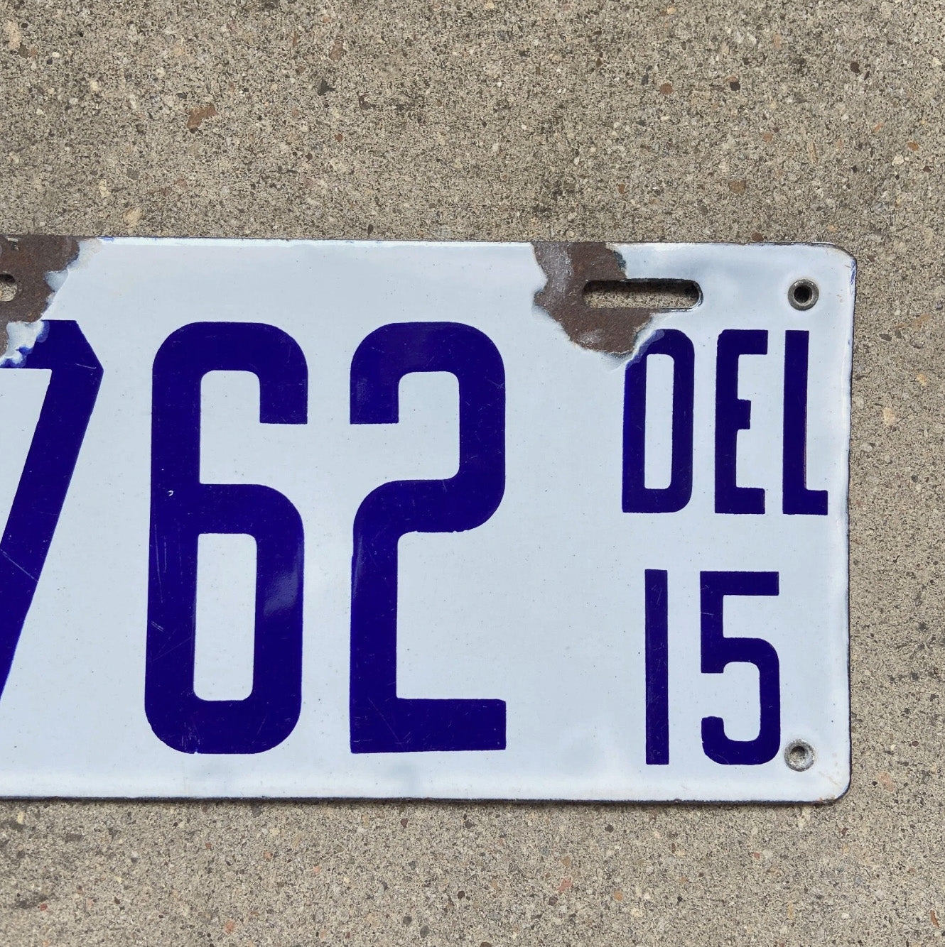 A detail view of the 1915 Delaware porcelain license plate.
