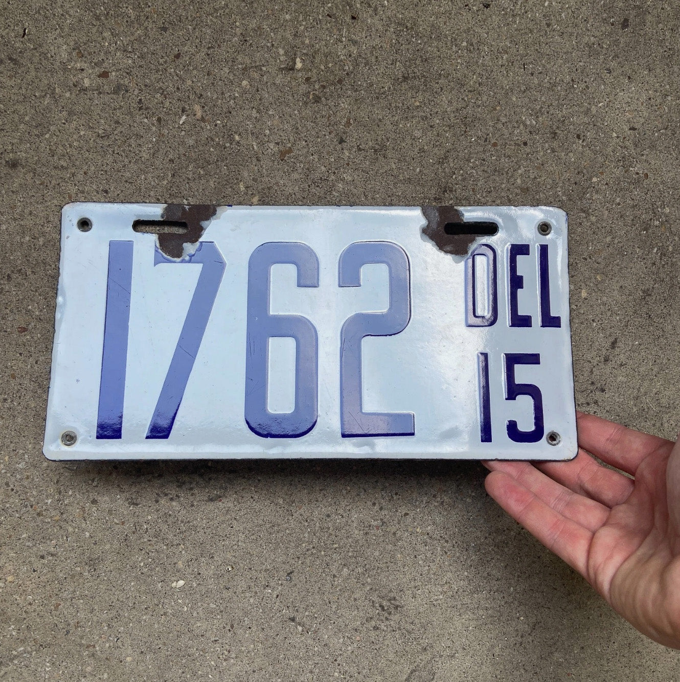 A detail view (glossiness) of the 1915 Delaware porcelain license plate.