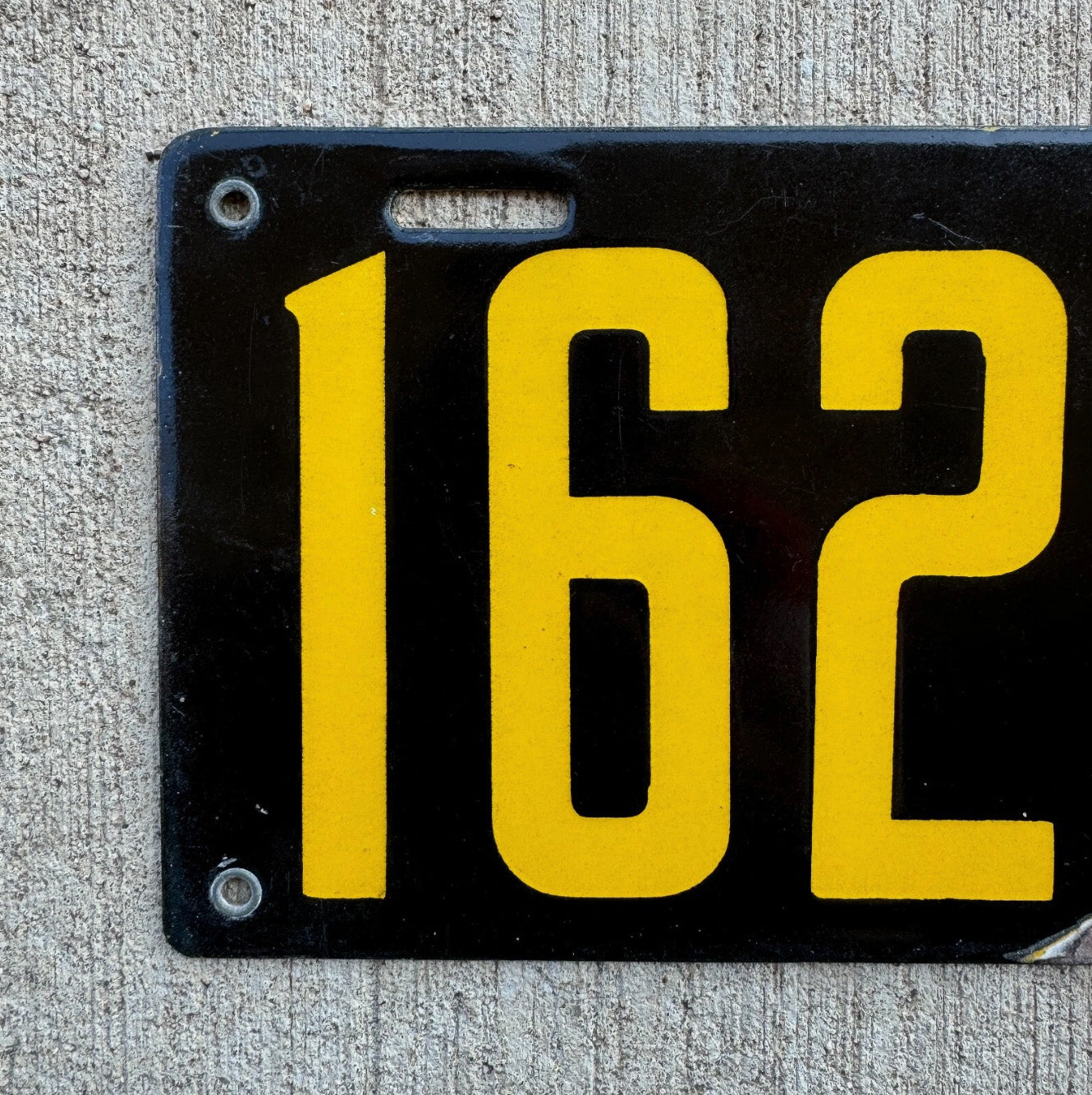A detail view of the 1914 Delaware porcelain license plate.
