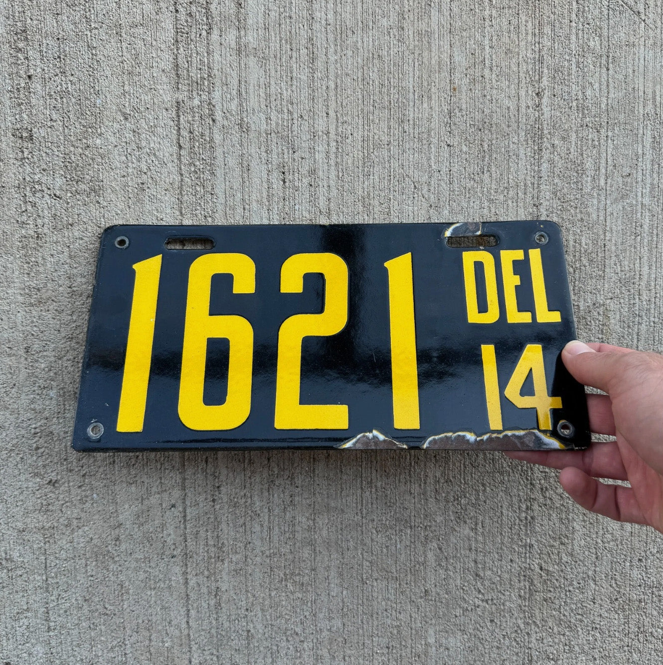 A detail view (glossiness) of the 1914 Delaware porcelain license plate.