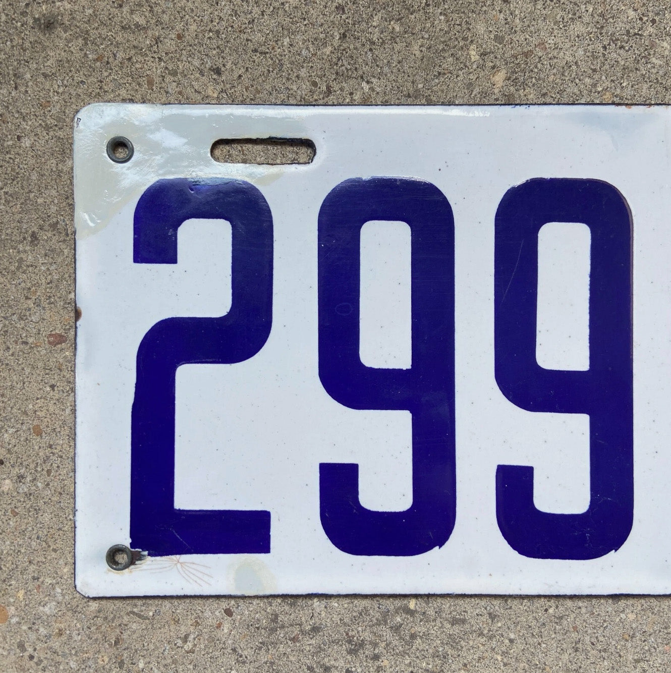 A detail view of the 1915 Delaware porcelain license plate.