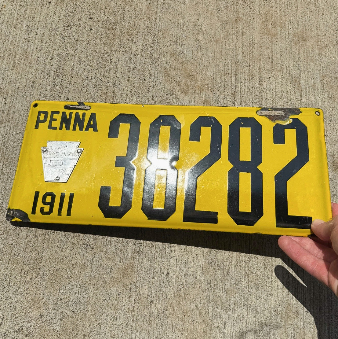 1911 Pennsylvania Porcelain License Plate Auto Tag Dishpan Type Beveled 38282