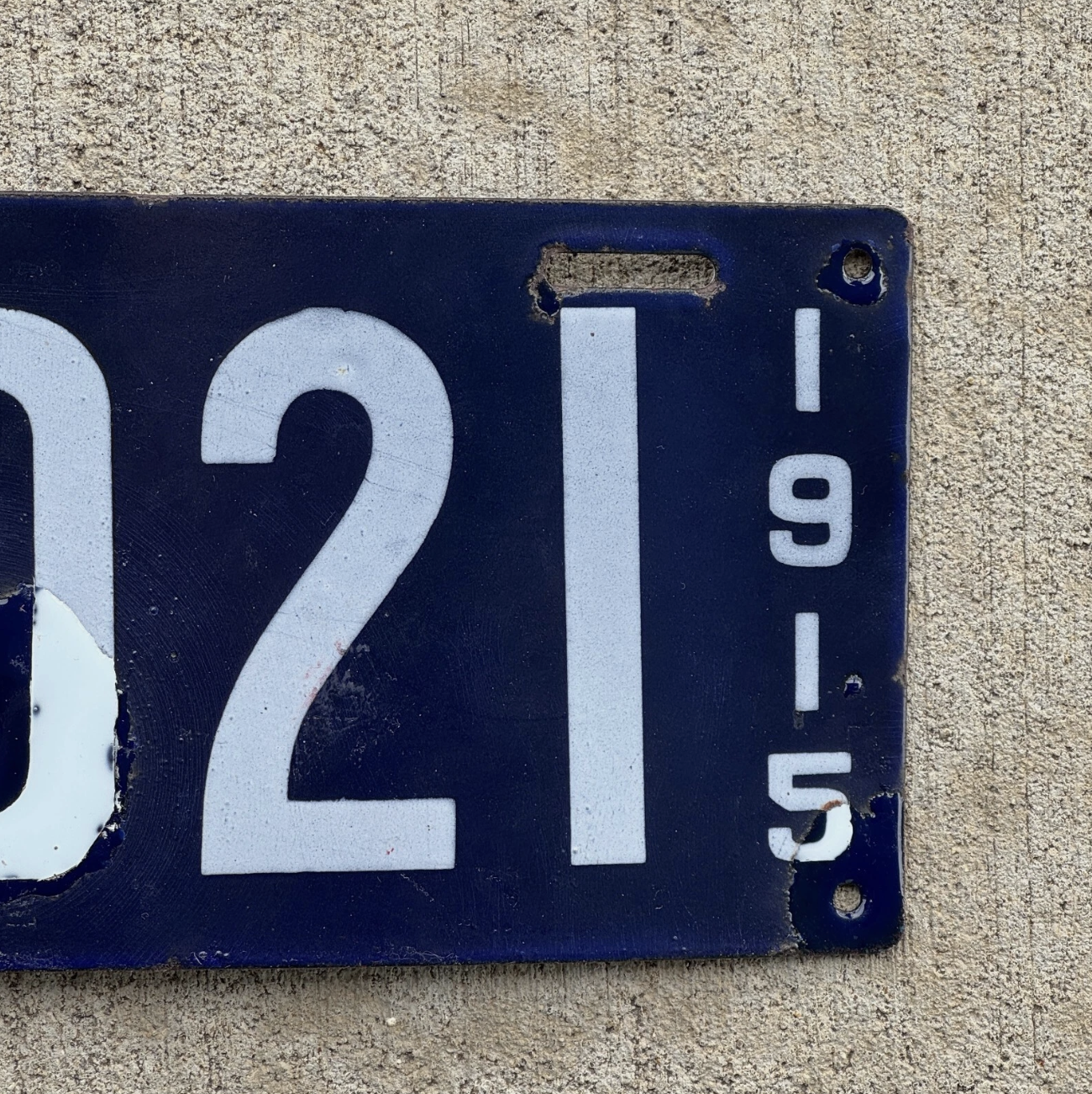 1915 Massachusetts Porcelain License Plate Auto Tag Blue 9021