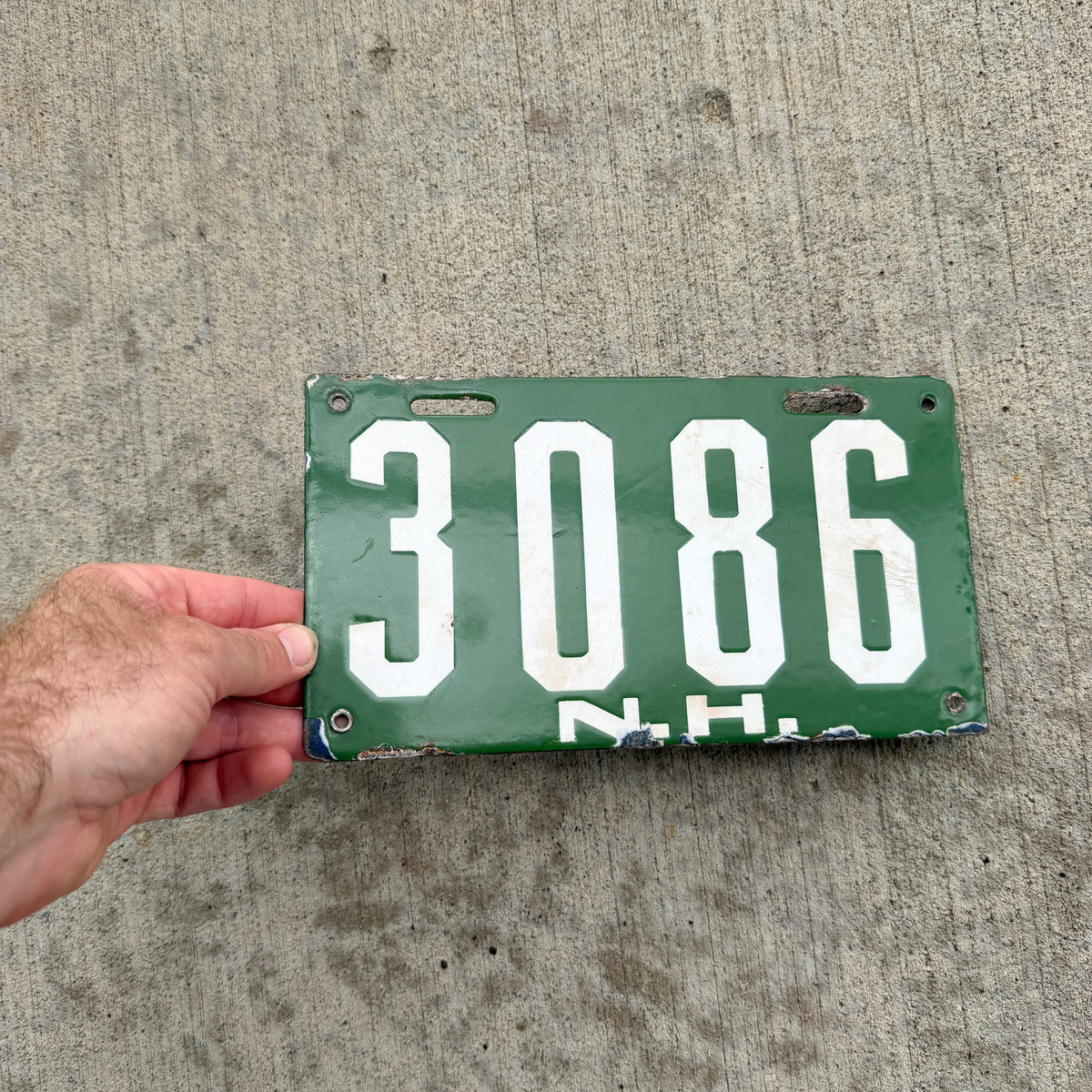 1909 New Hampshire Porcelain License Plate Auto Tag 3086