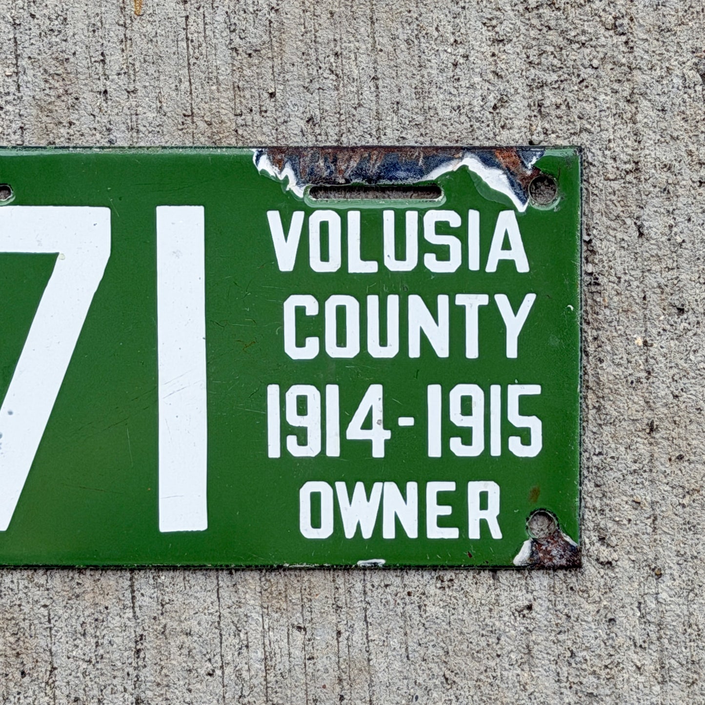 1914 Florida Porcelain Volusia County License Plate Auto Tag 671