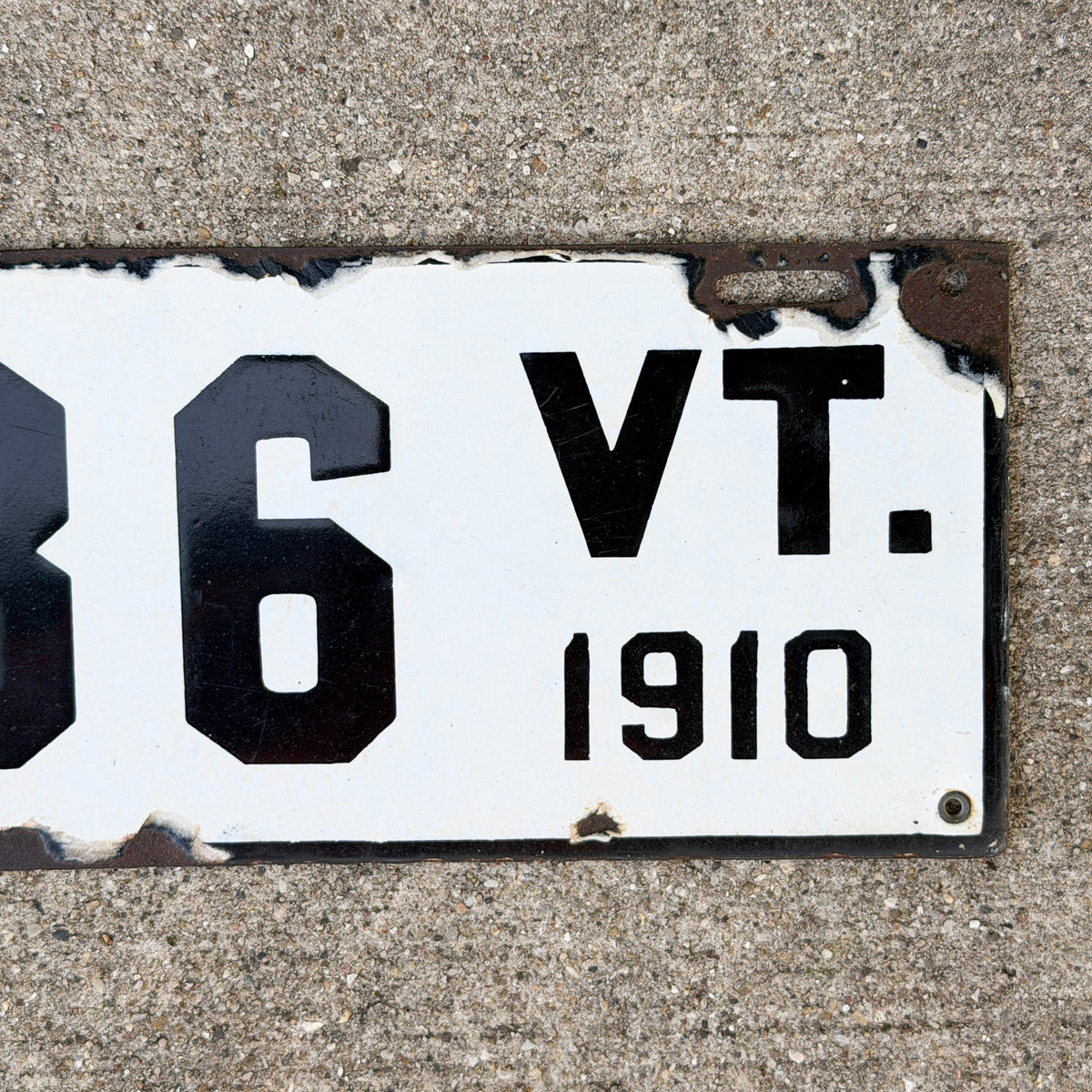 1910 Vermont Porcelain License Plate Auto Tag Low Number Three Digit 886
