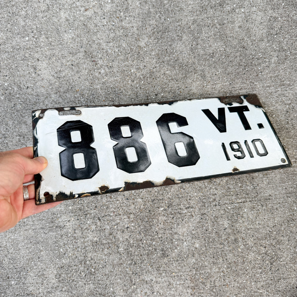 1910 Vermont Porcelain License Plate Auto Tag Low Number Three Digit 886