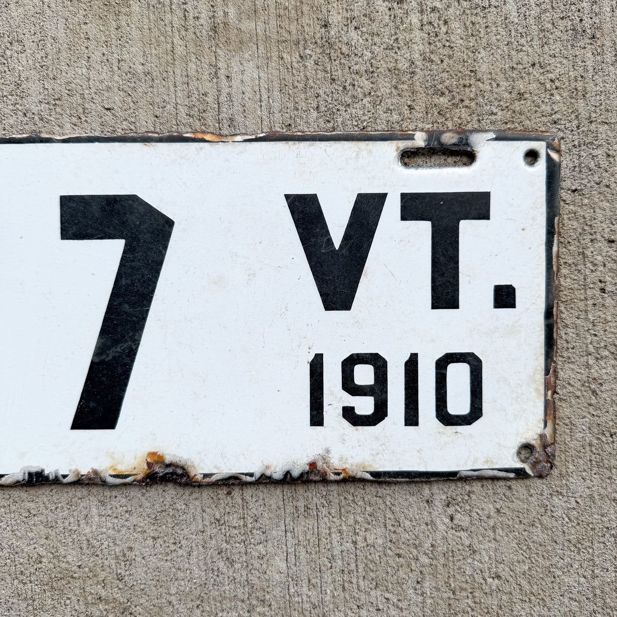 1910 Vermont Porcelain Dealer License Plate Auto Tag 017