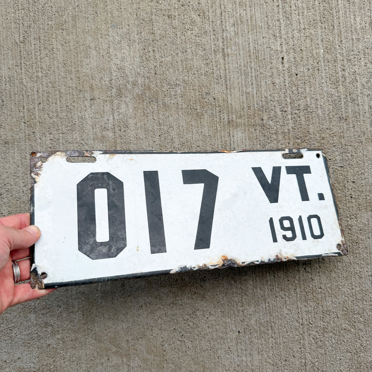 1910 Vermont Porcelain Dealer License Plate Auto Tag 017